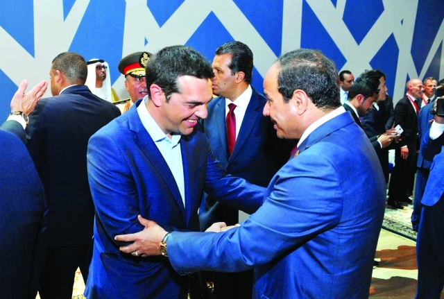 "■ .. ومع رئيس وزراء اليونان أليكسيس تسيبراس | تصوير: محمد"