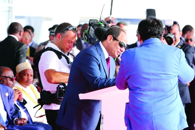 "الرئيس المصري يوقع على وثيقة بدء تشغيل القناة"