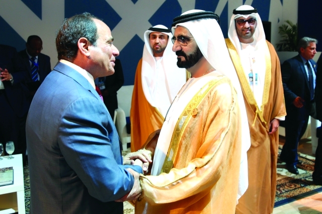 "محمد بن راشد مهنئاً السيسي بحضور الجابر وخليفة سليمان  |  تصوير: محمد هشام"