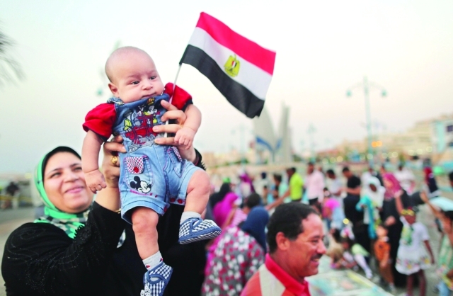 "■ مصرية تحمل طفلها وعلم بلادها خلال احتفالات بالقناة الجديدة | إي.بي.إيه"