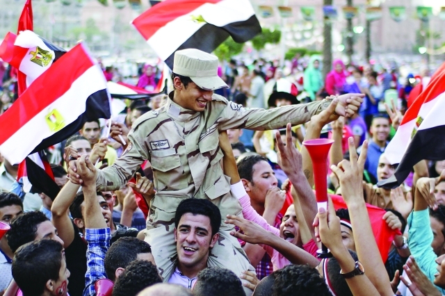 "■ جندي مصري محمولاً على أكتاف المصريين في ميدان التحرير | أ.ب"