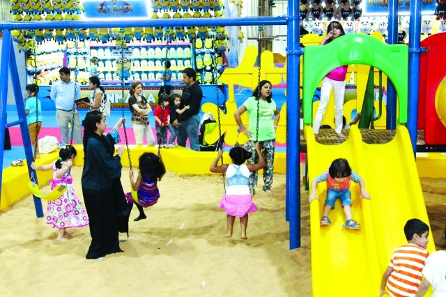 "مرح الأطفال أمام أنظار الأهل"
