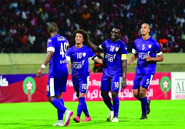 "■ عموري يتلقى التهنئة بهدفه في مرمى الوداد"