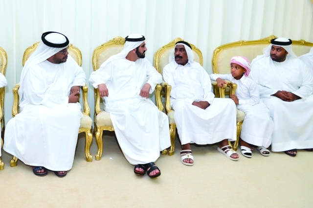 "■ سموه مواسياً أسرة الحمادي"