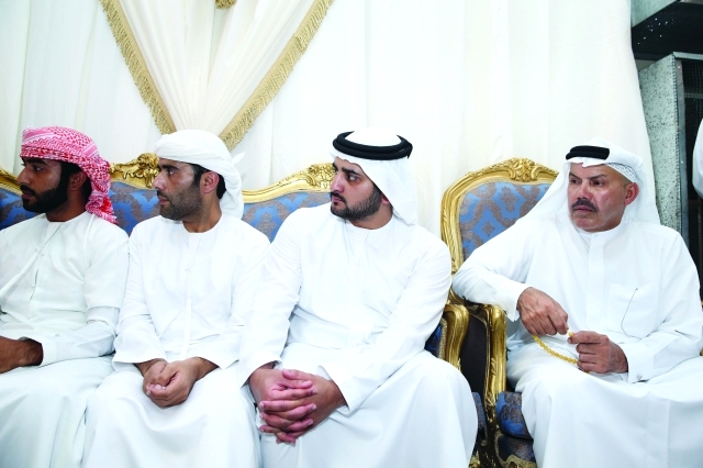 "■ مكتوم بن محمد ومصبح الفتان خلال العزاء"
