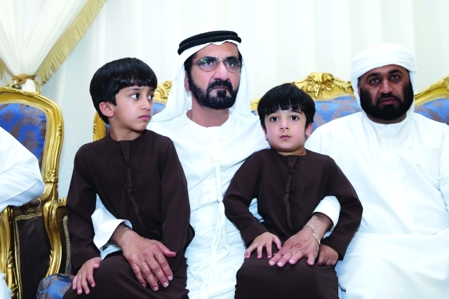 "■ محمد بن راشد خلال مواساته أسرة الشهيد فاهم الحبسي"