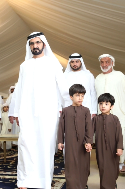 "■ محمد بن راشد ومكتوم بن محمد خلال تقديم واجب العزاء لأسرة الحبسي"