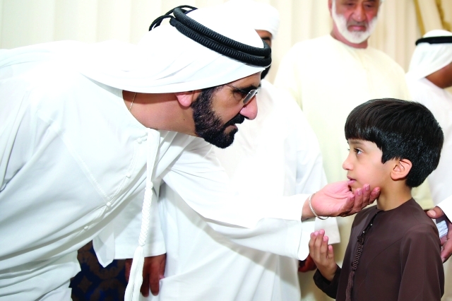 "■ نائب رئيس الدولة في لقطة أبوية مع نجل شهيد الوطن فاهم الحبسي"