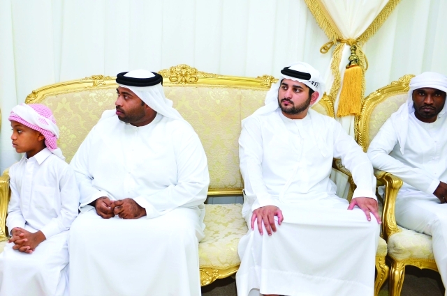 "■ مكتوم بن محمد خلال تقديم العزاء إلى  أسرة الحمادي"