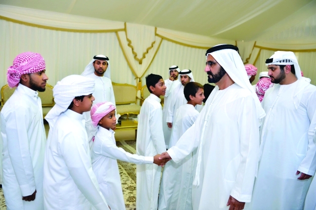 "■ محمد بن راشد معزياً أسرة الحمادي بحضور مكتوم بن محمد وخليفة سليمان  |  تصوير: سيف محمد وخليفة عيسى"