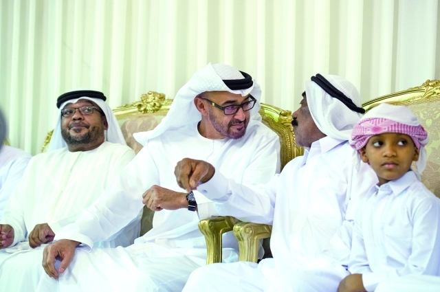 "■ محمد بن زايد مواسياً والد الشهيد جمعة الحمادي | وام"