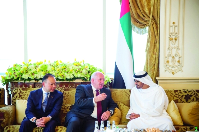 "■ محمد بن زايد يتبادل الحديث مع بيتر كوسجروف خلال اللقاء | وام"