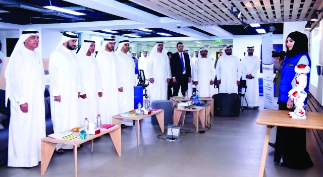 "مشاركة فعالة من كافة المؤسسات لدعم ابتكار \"روبوت المرشد السياحي\" | البيان"