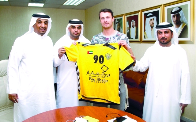 "■ إدارة الوصل تستعرض قميص المحترف بيورغن بعد توقيع العقد | البيان"