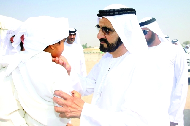 "محمد بن راشد يلاطف ابن الشهيد خالد الشحي"