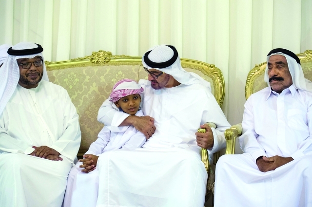 "محمد بن زايد يحتضن شقيق الشهيد جمعة الحمادي ــ وام"