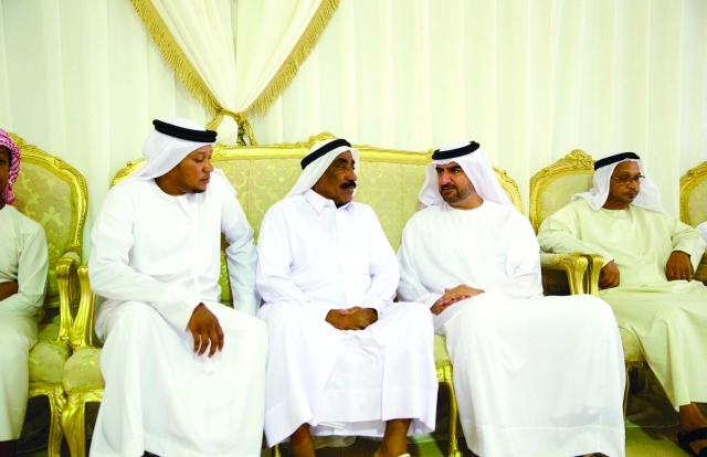 "نائب حاكم الشارقة مواسياً والد الشهيد"