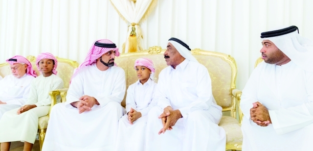 "عمار النعيمي معزياً والد الشهيد الحمادي"