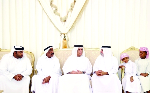 "حاكم رأس الخيمة ونهيان بن مبارك يعزيان والد وذوي الشهيد جمعة الحمادي | وام"