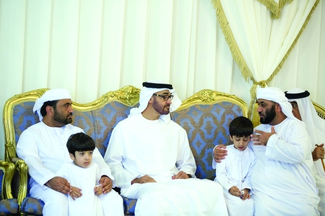 "سموه مواسياً أسرة الحبسي"