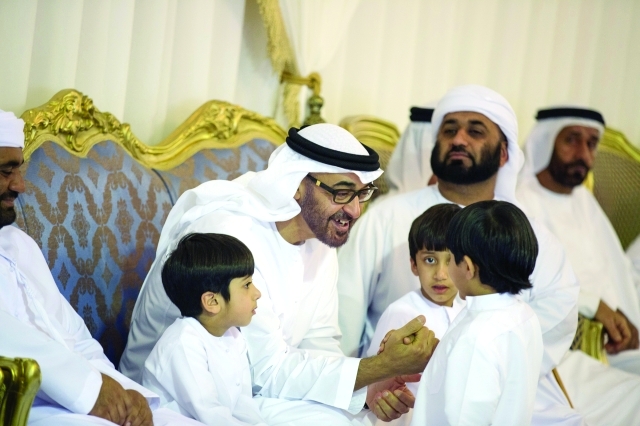 "ولي عهد أبوظبي يلاطف أبناء الشهيد فاهم الحبسي"
