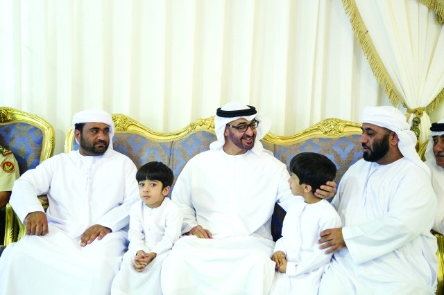 "محمد بن زايد خلال تقديم واجب العزاء لأسرة الحبسي"