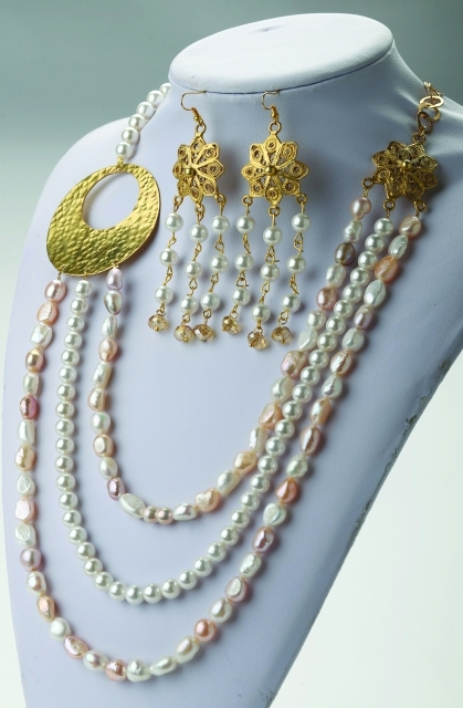 "اللؤلؤ يعطي الذهب حقه من البريق"