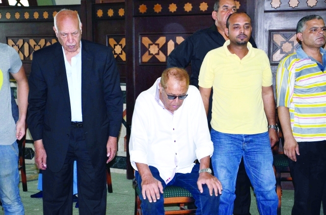 "محمود عبد العزيز ولفيف من المشيعين"