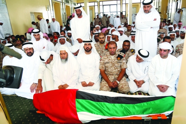 "نظرة الوداع على جثمان الشهيد  - تصوير موهان"