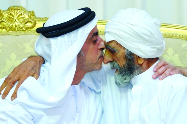 "■ وسموه مقبلاً رأس والد الشهيد"