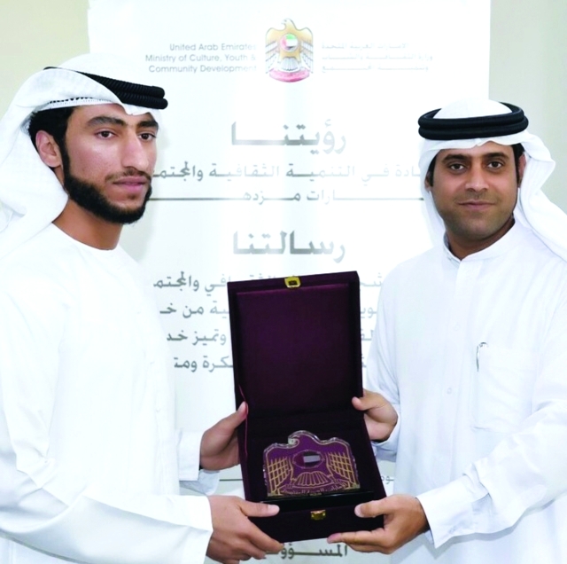 "عبدالله الشرقي يكرمه على جهوده الثقافية"