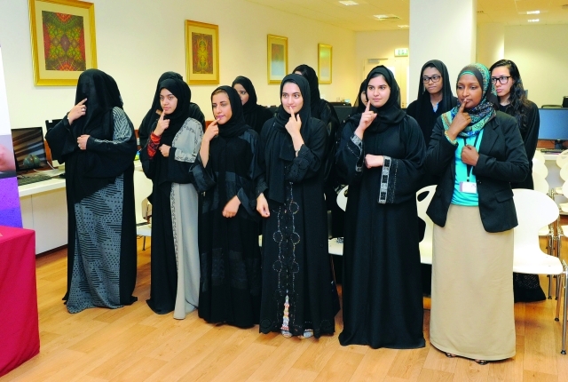 "خلال أداء النشيد الوطني بلغة الإشارة | البيان"