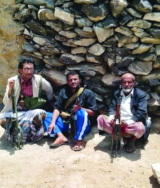"■ مقاتلون من المقاومة على إحدى جبهات القتال ضد الحوثيين | البيان"