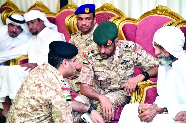 "■ صالح العامري وضباط القوات البرية خلال العزاء"