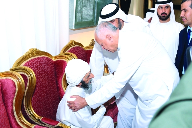 "■ رياض ياسين يعزي والد الشهيد"