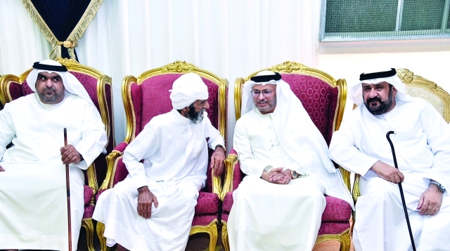 "■ أنور قرقاش يقدم العزاء"