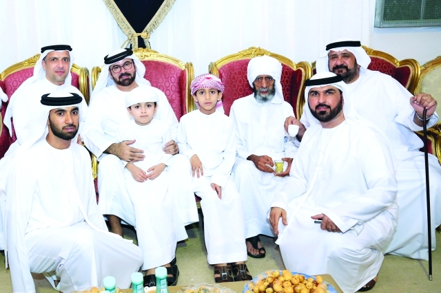"■ محمد القرقاوي وعبدالله وسعيد نجلا الشهيد سيف الفلاسي يعزون والد الشهيد البلوشي بحضور محمد خوري وقاسم المرشدي ومحمد المدحاني"