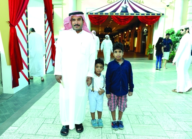 "■ عبد الله حمد الثاري بصحبة ولديه في ميركاتو | البيان"