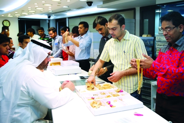 "■ إقبال متزايد من المستثمرين لشراء الذهب  |  تصوير: خالد نوفل"