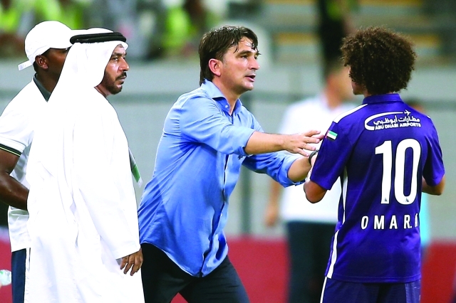 "■ زلاتكو يوجه التعليمات إلى عموري خلال المباراة"