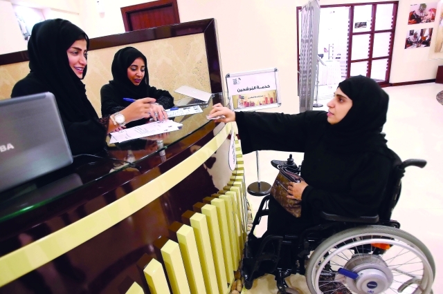 "عائشة الزعابي خلال تقديم أوراق ترشحها | تصوير: مجدي اسكندر"
