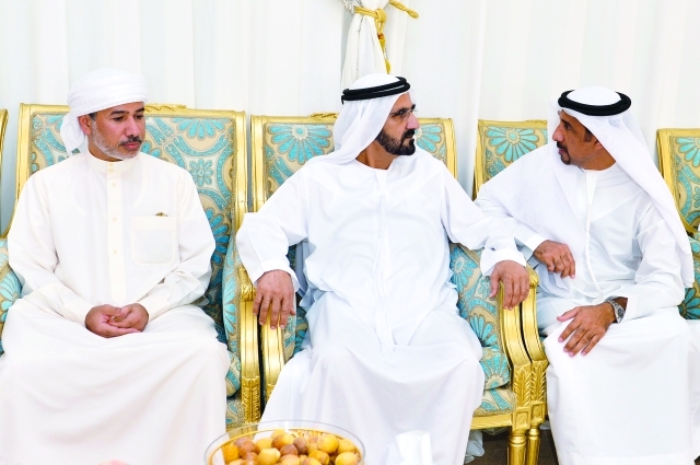 "■ .. سموه يتبادل الحديث مع نجل الفقيد"