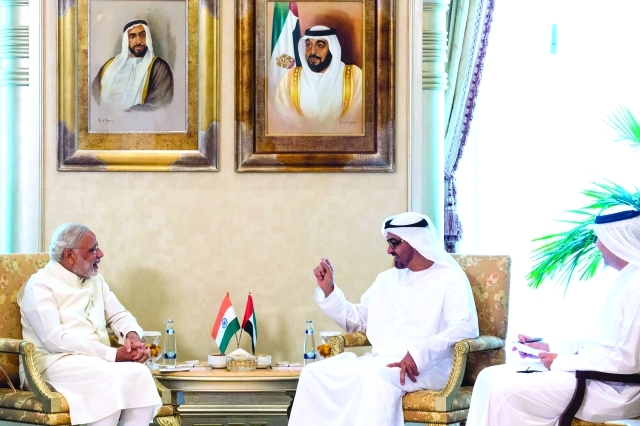 "■ سموه وضيف البلاد يتبادلان الحديث"