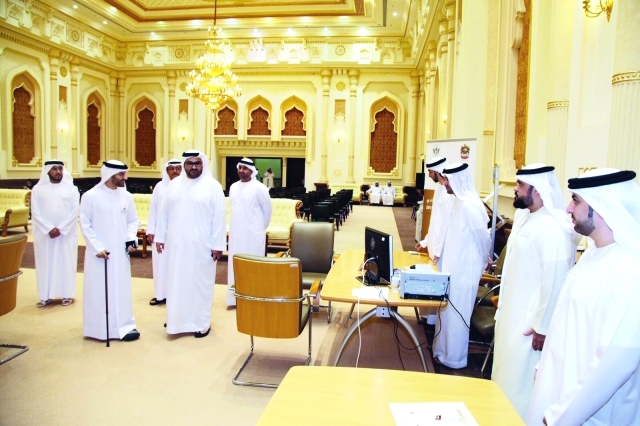 "■ طارق هلال لوتاه خلال زيارته مقر لجنة الشارقة بحضور منصور بن نصار وأعضاء اللجنة"
