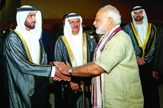 "محمد القرقاوي وسلطان المنصوري ومحمد الشيباني خلال وداع رئيس الوزراء الهندي"