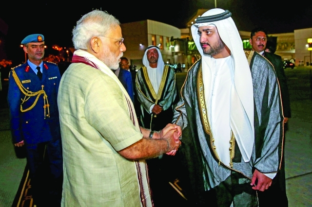 "مكتوم بن محمد وأحمد بن سعيد يودعان ناريندرا مودي | تصوير: خليفة عيسى"