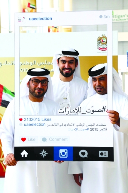 "موظفون بمقر تسجيل في دبي | تصوير :موهان"