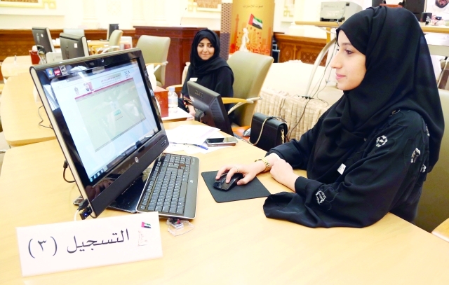 "هدى يوسف الحمادي عضو لجنة تسجيل المرشحين ــ تصوير: محمود الخطيب"