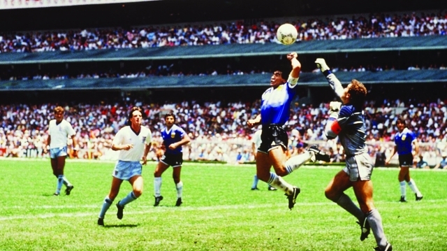 "الهدف التاريخي لمارادونا بيده أمام إنجلترا في مونديال 1986 | أرشيفية"