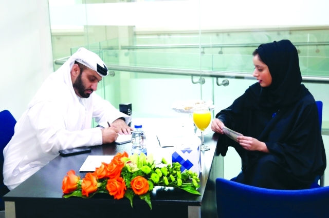 "سهام عبدالله الفلاحي خلال عملية التسجيل"